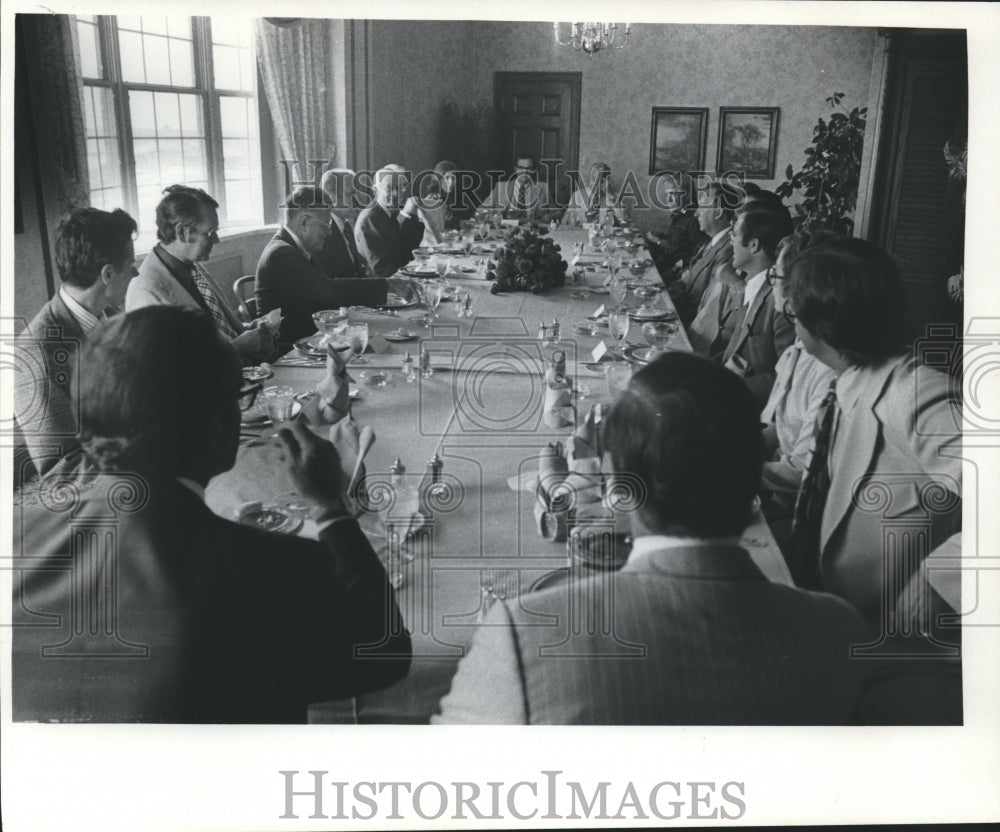 1975 Press Photo Gerald Ford, with Journal personnel, Wisconsin. - mjb10609-Historic Images