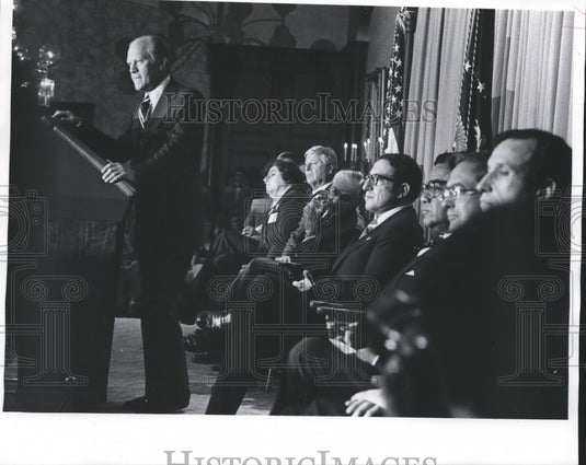 1975 Press Photo President Ford, listens to a question being asked, Wisconsin. - Historic Images