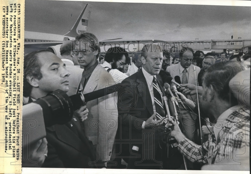 1975 Press Photo President Ford with reporters in Milwaukee, Wisconsin - Historic Images