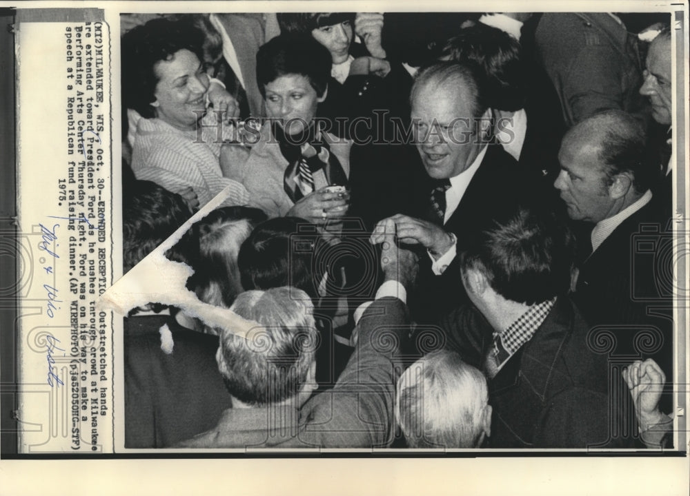 1975 Press Photo President Gerald Ford at the Milwaukee Performing Arts Center - Historic Images