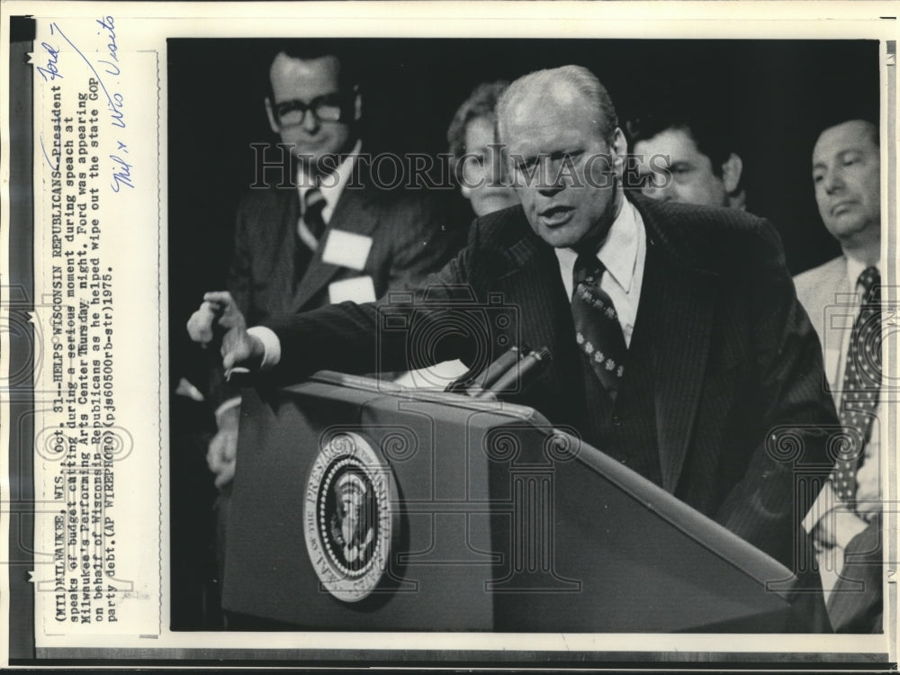 1975 Press Photo President Ford, gives speech of budget cutting, Wisconsin. - Historic Images