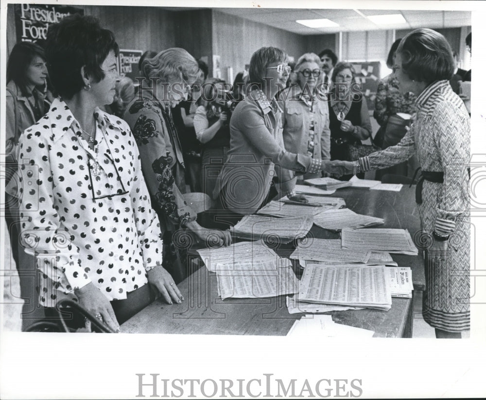 1976 Press Photo Betty Ford greets supporters in Milwaukee, Wisconsin - Historic Images