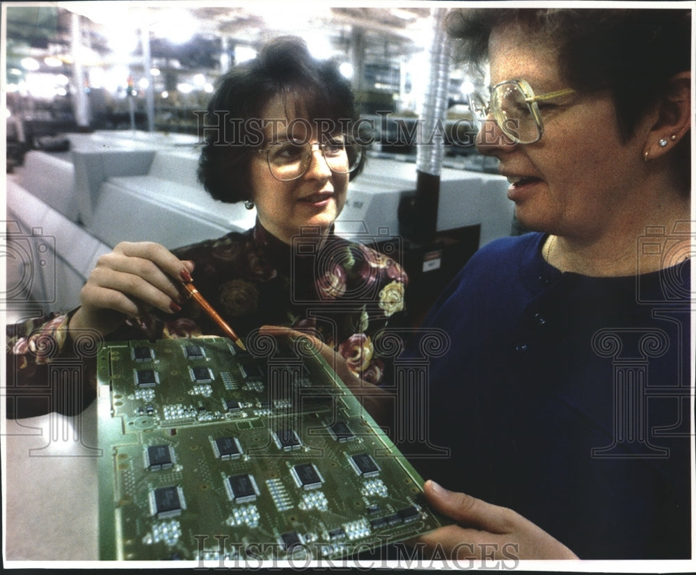 1994 Press Photo Carol Flack and Paulette Timm, discuss circuit board, Watertown - Historic Images