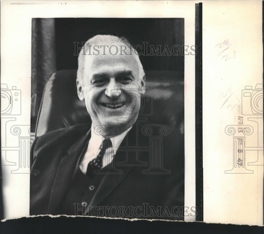 1973 Press Photo Gilbert W. Fitzhugh, chief executive returns to college. - Historic Images