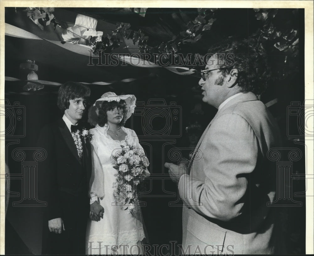 1982 Press Photo Peter Flessas marries Randy Hoof &amp; Mary-Anne Ackeret - Historic Images