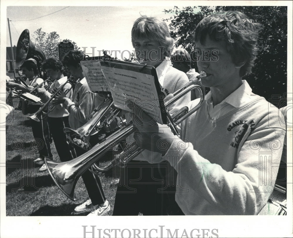 1985 Press Photo Daughters of the Revolution Flag Day Observance, Ozaukee High - Historic Images