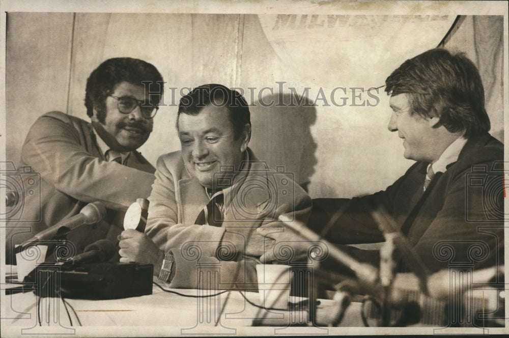 1977 Press Photo Bucks Club President Jim Fitzgerald and Group after Coin Flip - Historic Images