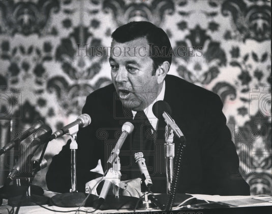 1976 Press Photo James F. Fitzgerald, Milwaukee Bucks Shareholder, Allays Press - Historic Images