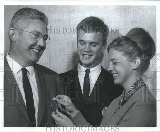 1965 Press Photo R.W. Fleming buys a button to support homecoming in Wisconsin - Historic Images