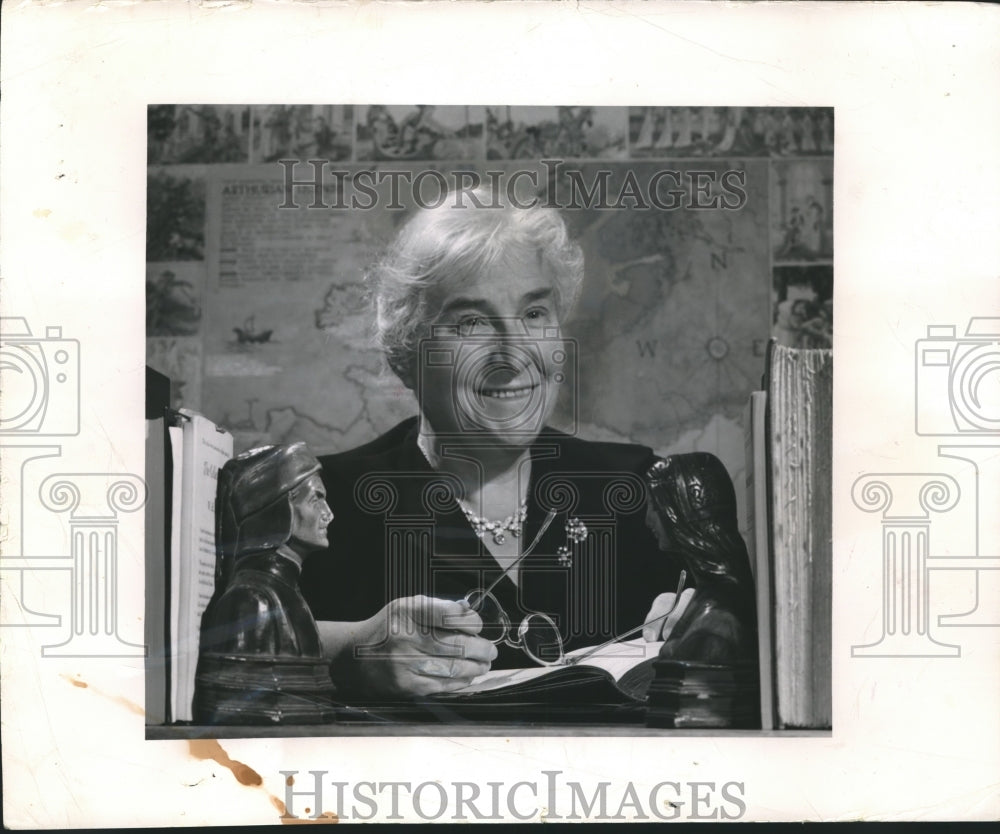 1957 Press Photo Mary Ruth Fox, English Professor at the University of Wisconsin - Historic Images