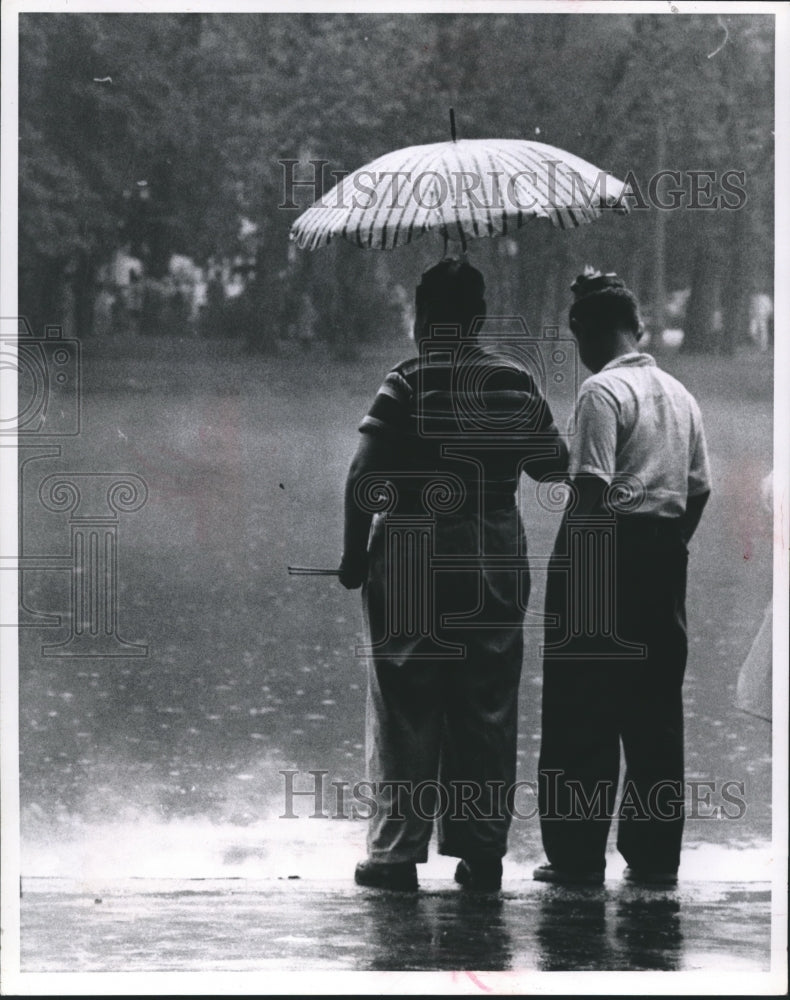 1958 Press Photo Rainy Fourth of July in Humboldt Park, Milwaukee, Wisconsin-Historic Images