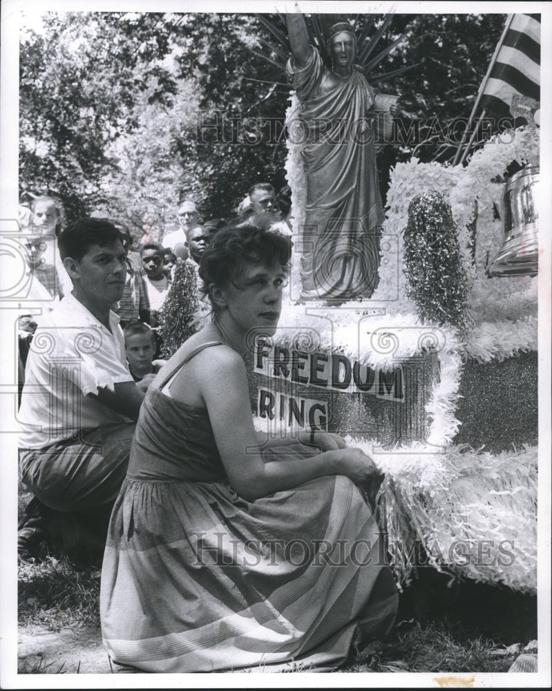 1957 Press Photo Mrs. Lawrence Katz Holding up Fourth of July Float Wisconsin - Historic Images