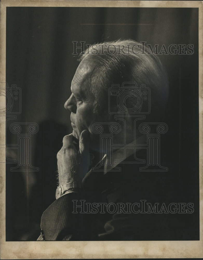 1976 Press Photo Gerald Ford waits to speak at a conference in Milwaukee - Historic Images