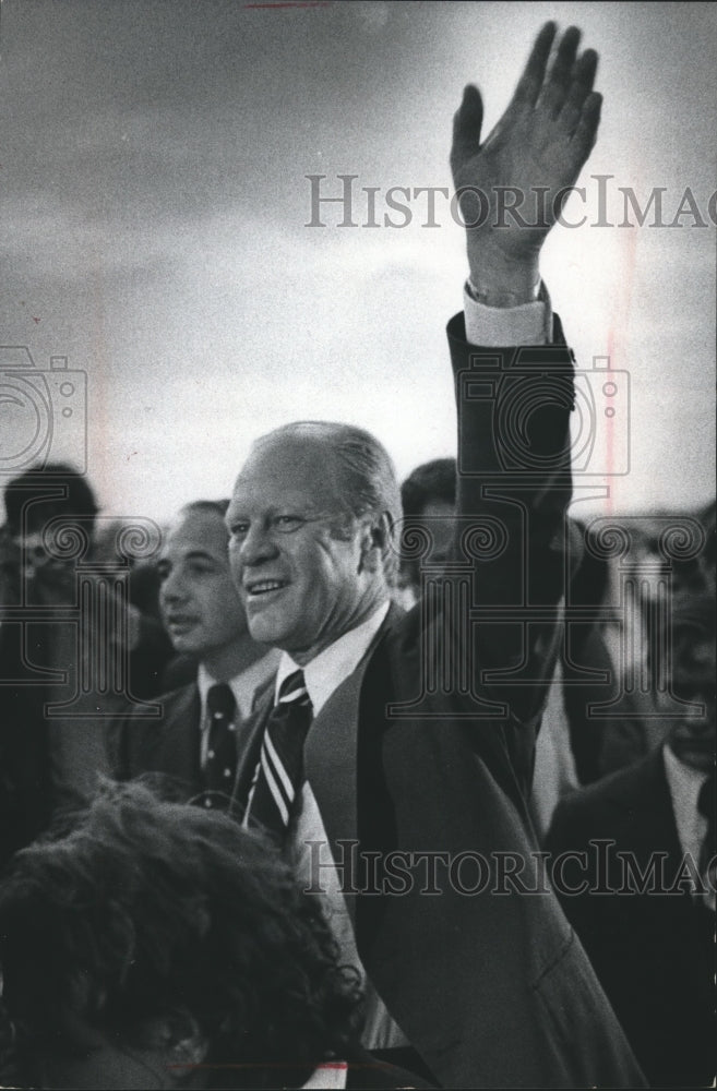 1975 Press Photo Gerald Ford waves goodbye at the airport; Milwaukee, Wisconsin - Historic Images