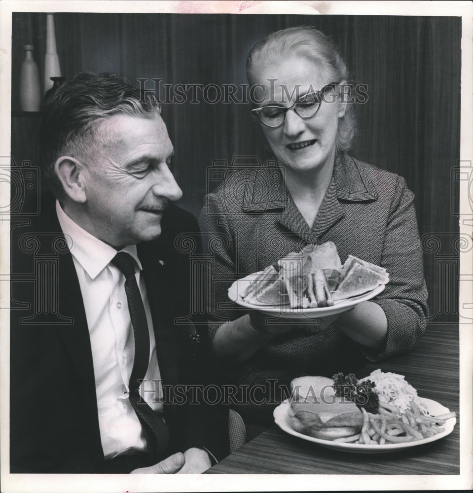 1961 Press Photo Milwaukee Journal Cafeteria - Mr. &amp; Mrs. Russel K. Foster-Historic Images