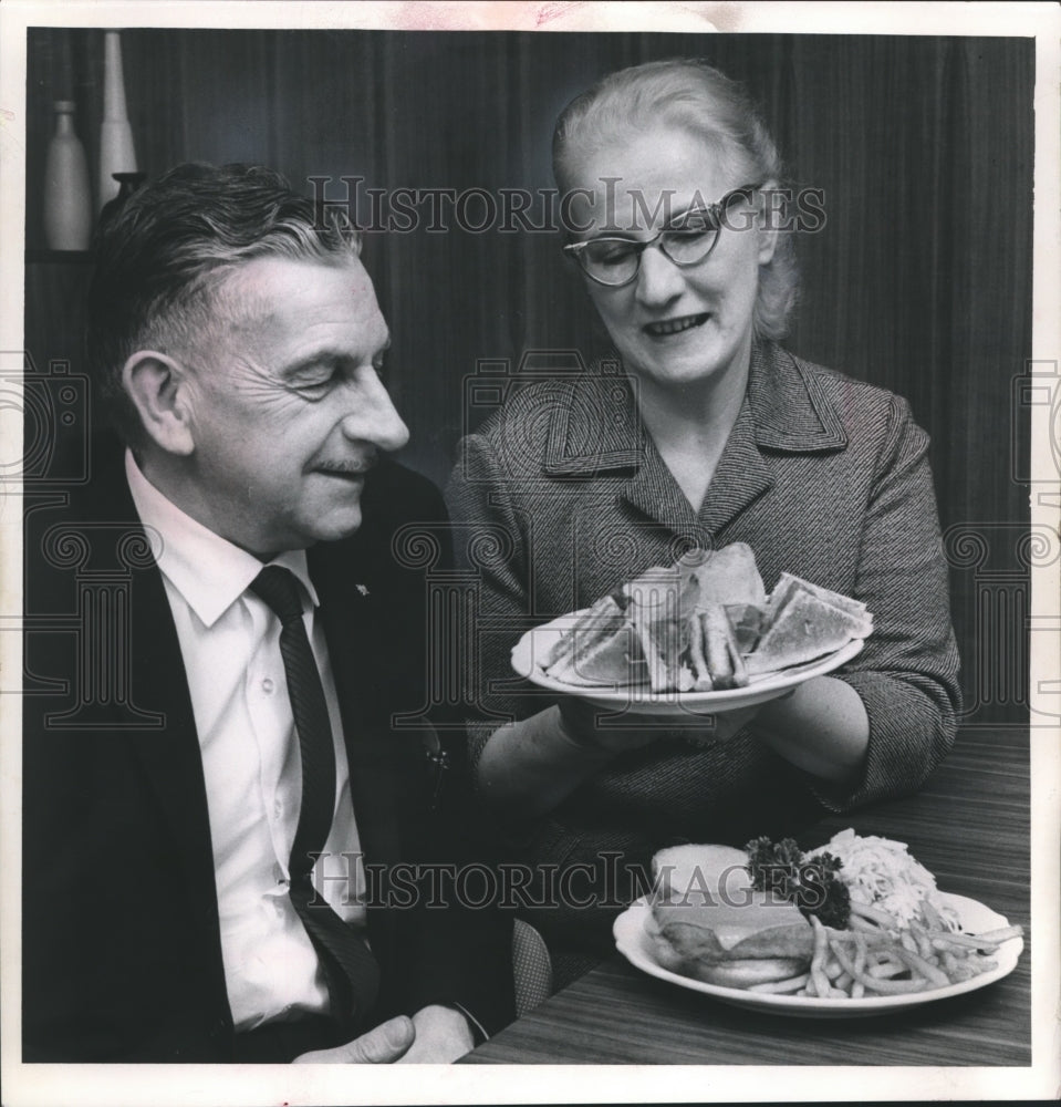 1961 Press Photo Milwaukee Journal Cafeteria - Mr. & Mrs. Russel K. Foster-Historic Images