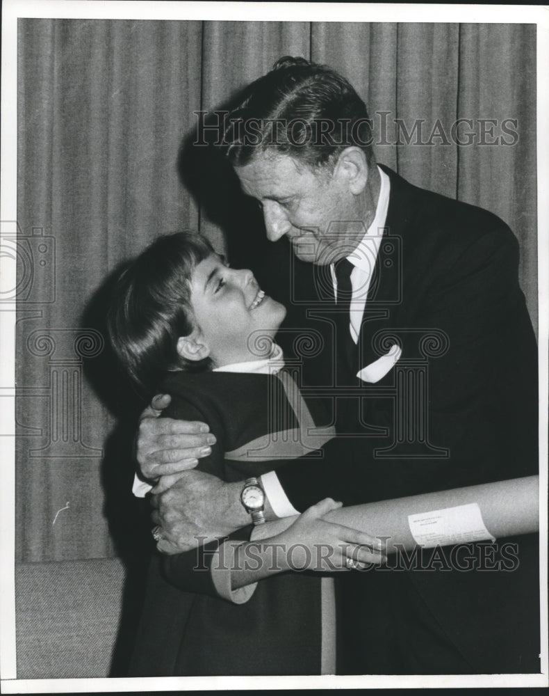 1967 Press Photo L. H. Fountain gets big hug from daughter as he accepts UN job - Historic Images