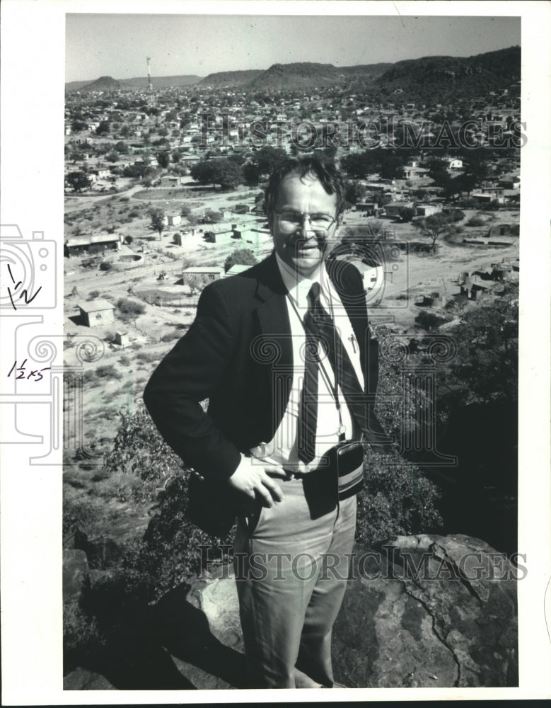 1986 Press Photo Richard Foster, Journal writer, wins Inter-American Press Award - Historic Images