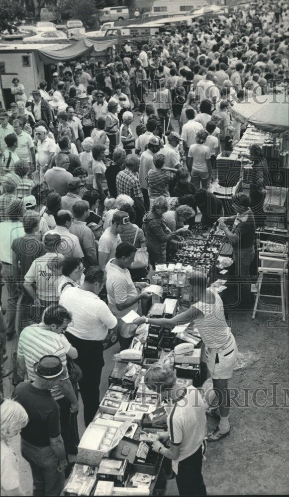 1983 Press Photo Crowd at Saint Martins Fair in Franklin, Wisconsin. - Historic Images