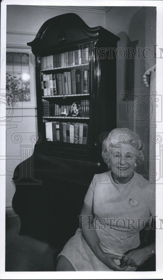 1969 Press Photo Mrs. Winnifred Frazier, retires from the state department. - Historic Images