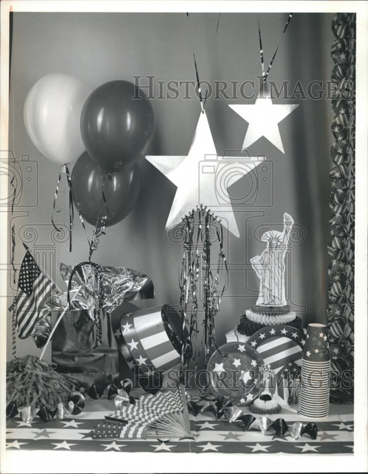 1989 Press Photo Items for a patriotic Fourth of July party. - Historic Images