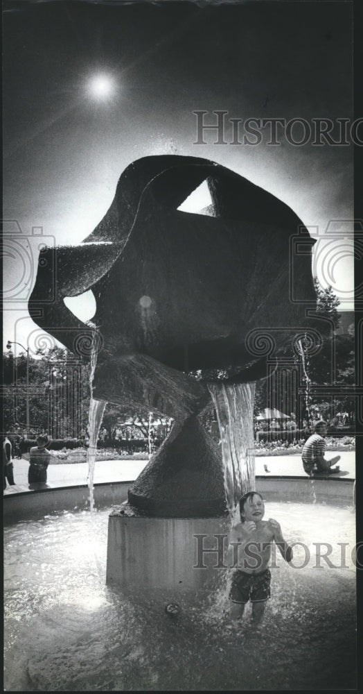 1983 Press Photo Wayne Loar cools off in a fountain at Cathedral Square - Historic Images