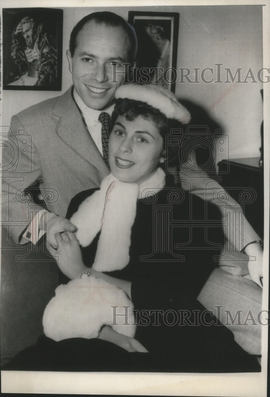 1955 Press Photo Bertram Fields and Roberta Peters, newly engaged, in New York - Historic Images