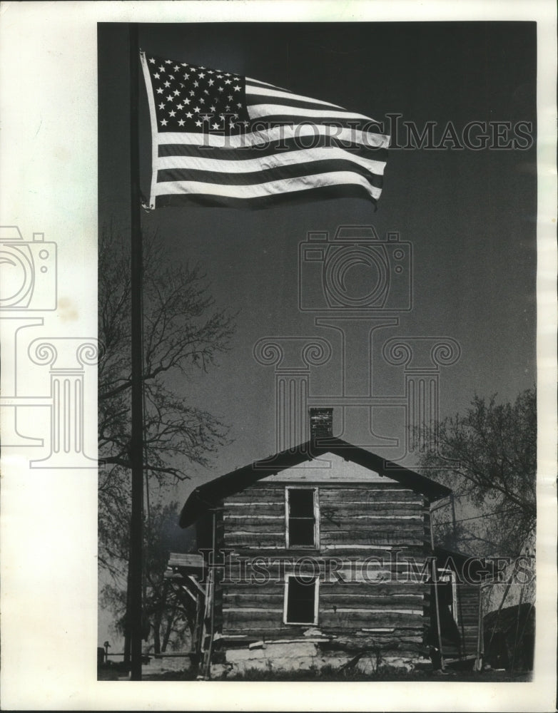 1967 Press Photo Old Glory waved above the Mordecai Kelly log cabin on Flag Day - Historic Images