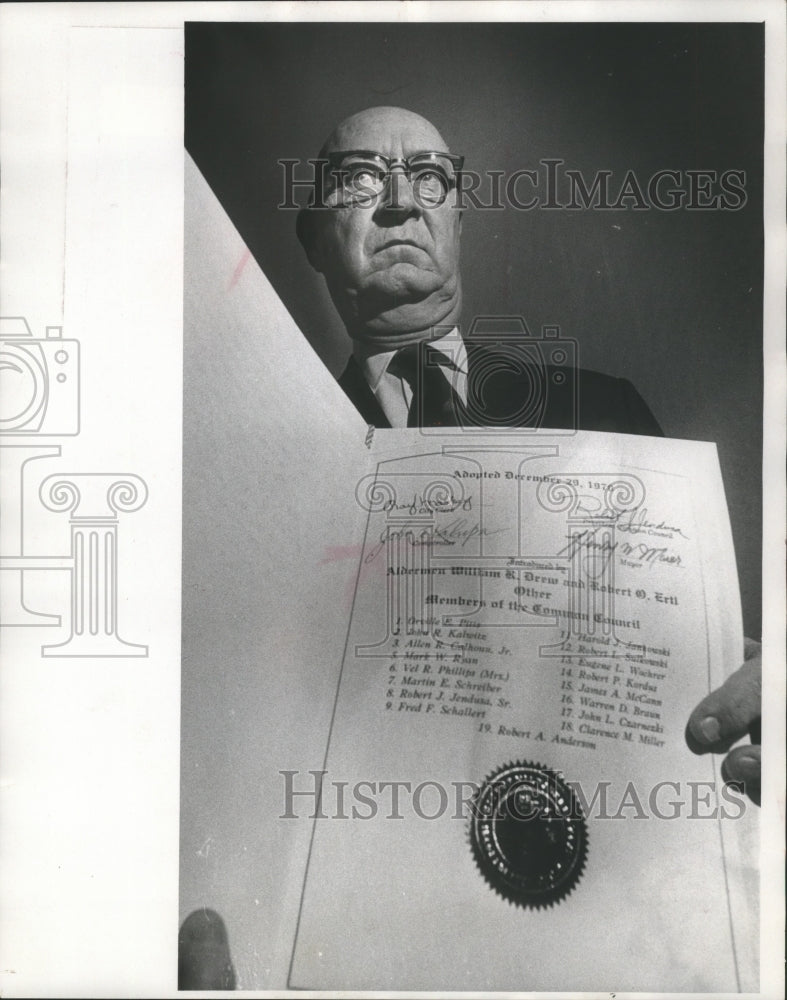 1971 Press Photo Marquette library director William A. FitzGerald with award-Historic Images