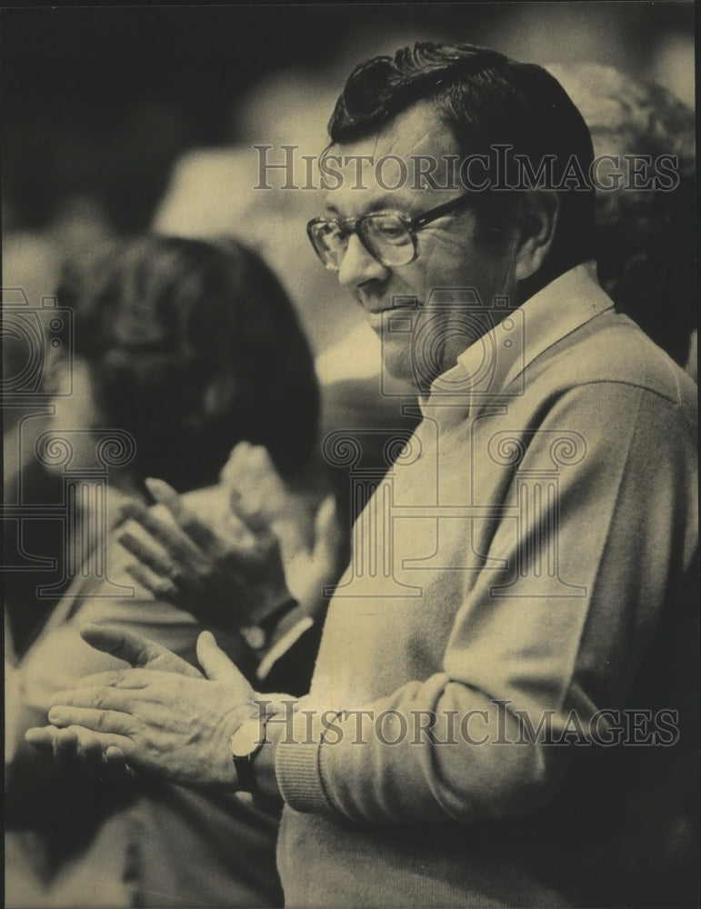 1983 Press Photo NBA Milwaukee Bucks president Jim Fitzgerald applauds a win - Historic Images