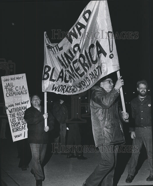 1975 Press Photo Gerald Ford demonstrators out front PAC Milwaukee - mjb11512-Historic Images