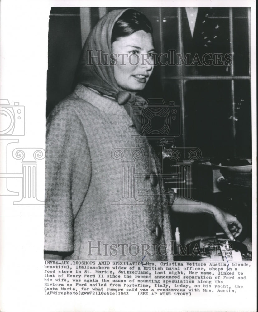 1963 Press Photo Mrs. Cristina Vettore Austin, shopping in a store, Switzerland.-Historic Images