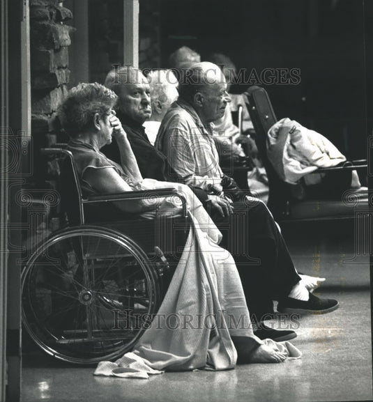 1990 Press Photo Fire Evacuated Residents of Muskego Nursing Home Wisconsin - Historic Images