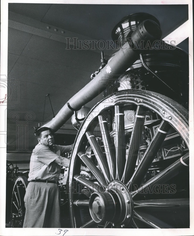 1964 Press Photo George F. Gerz Jr., with fire fighting equipment, Lake Geneva. - Historic Images