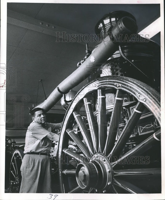 1964 Press Photo George F. Gerz Jr., with fire fighting equipment, Lake Geneva. - Historic Images