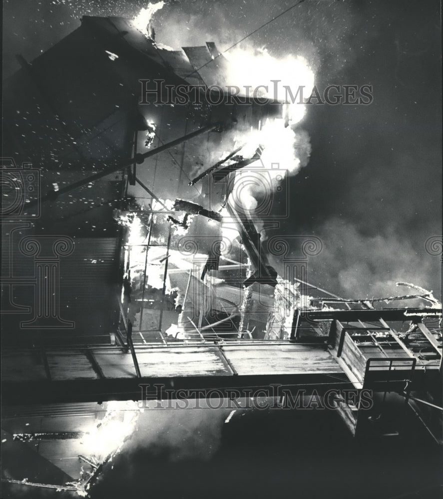 1987 Press Photo Fire raged through upper level of Spancrete Industries,Pewaukee - Historic Images