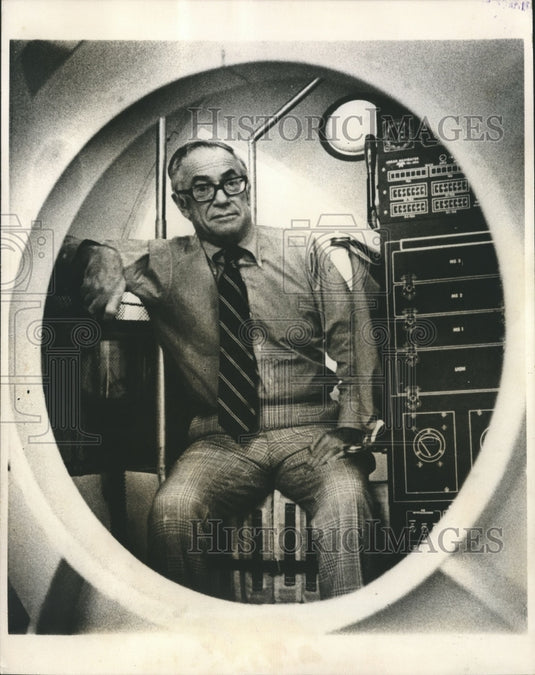 1975 Press Photo Malcolm Forbes in mock-up of Windborne gondola - mjb11750 - Historic Images