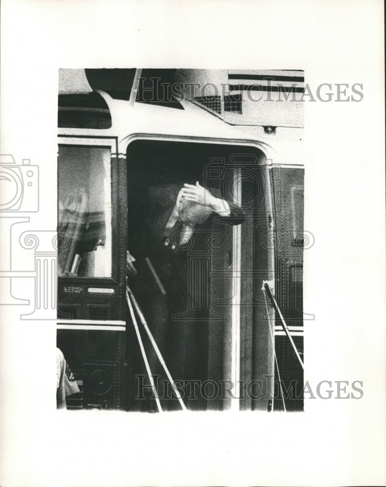 1975 Press Photo President Gerald Ford Bumps Head exiting helicopter - mjb11754 - Historic Images