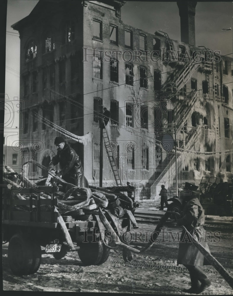 1940 Press Photo Firemen Tom Radocha and William Zuelsdorf Cleanup Wisconsin - Historic Images