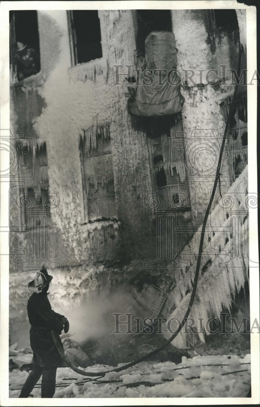 1946 Press Photo Mattress tossed out a window while Firemen fight the blaze-Historic Images