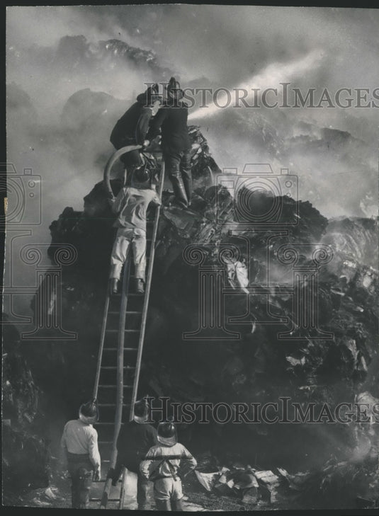 1946 Press Photo Firemen Fight Fire on Smoldering Mountain Milwaukee, Wisconsin-Historic Images