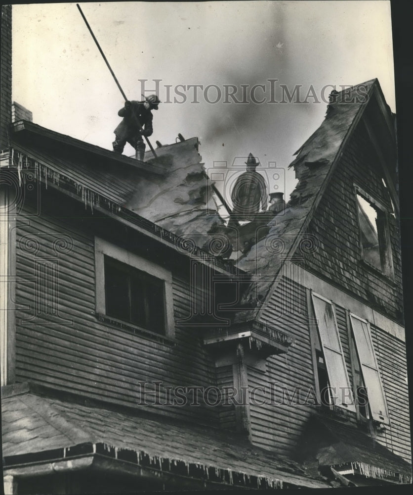 1939 Press Photo Milwaukee house fire. - mjb11926- Historic Images
