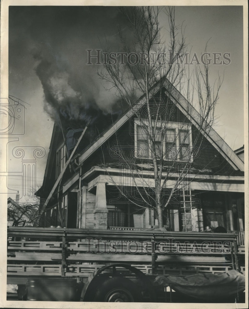 1939 Press Photo Fire at 3567 North 10th Street, Milwaukee. - Historic Images