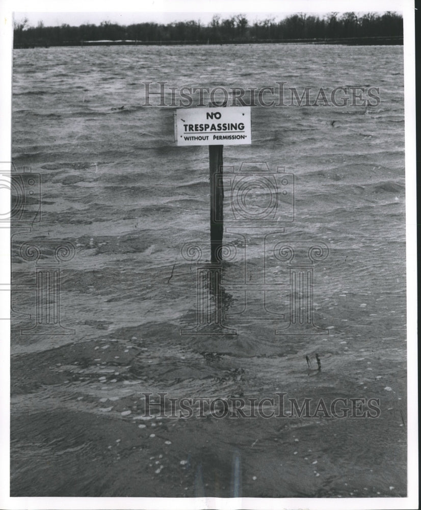 1959 Press Photo Floodwater in Washington County, Wisconsin Fails to Heed Sign - Historic Images