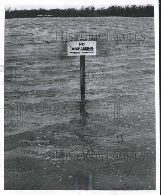 1959 Press Photo Floodwater in Washington County, Wisconsin Fails to Heed Sign - Historic Images