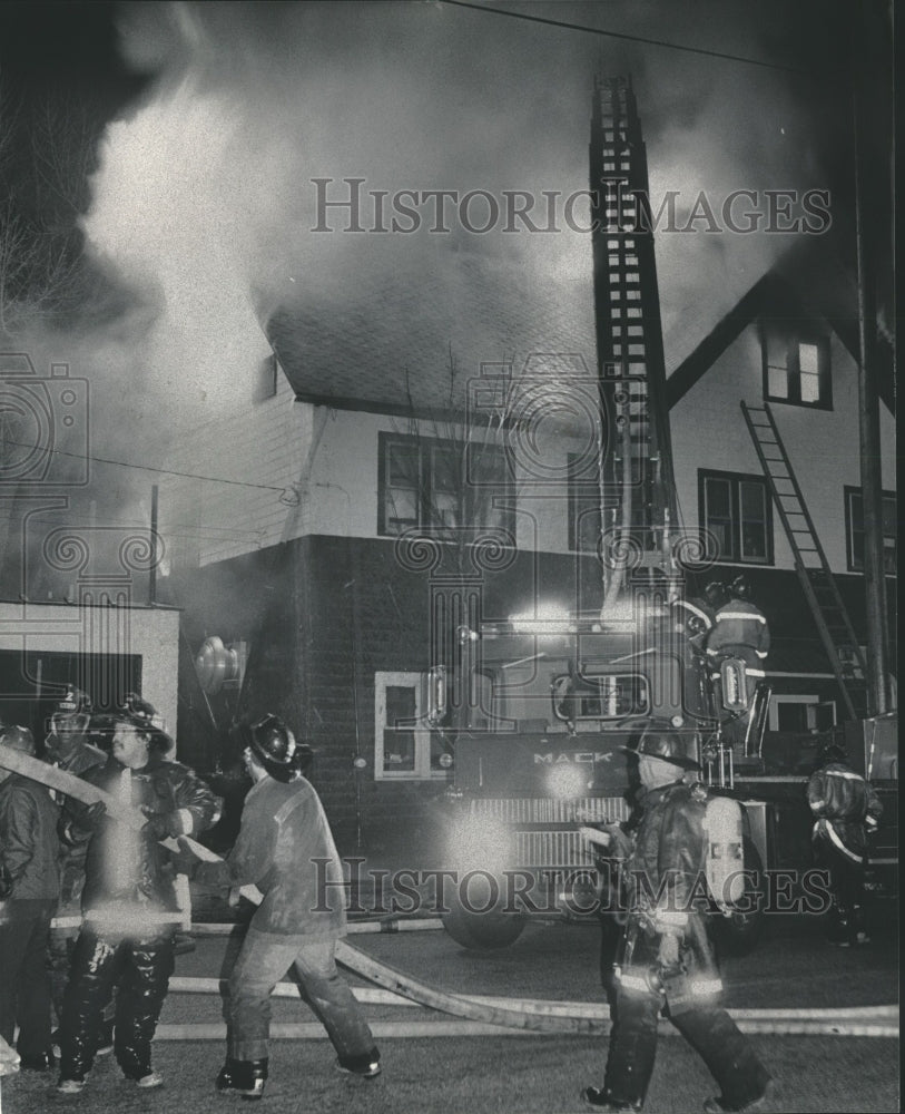 1984 Press Photo Milwaukee Firefighters Battle Port of Europe Restaurant Blaze - Historic Images
