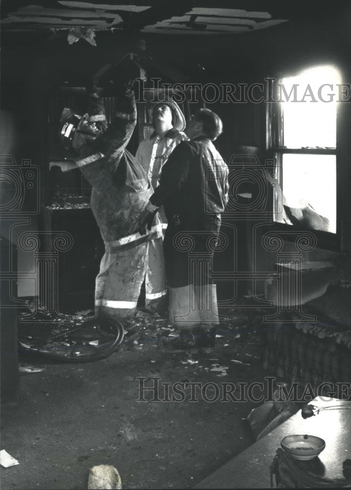 1991 Press Photo Firefighters from several townships fight blaze in Merton - Historic Images