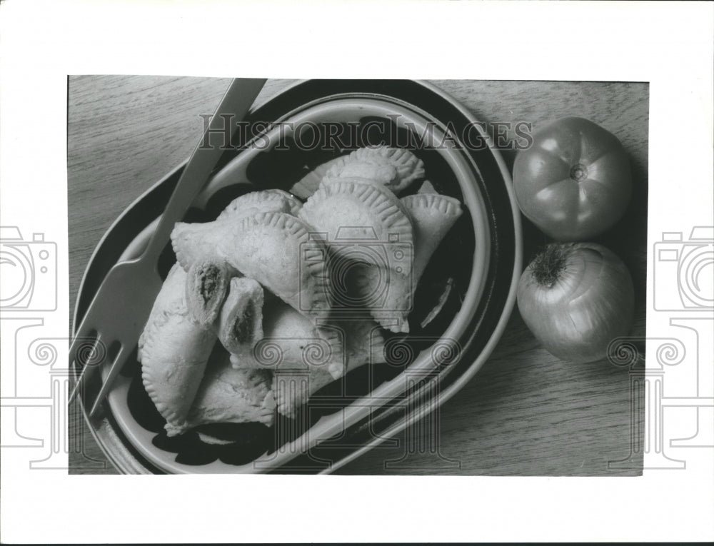 1995 Press Photo A plateful of South American empanadas, - mjb12020 - Historic Images