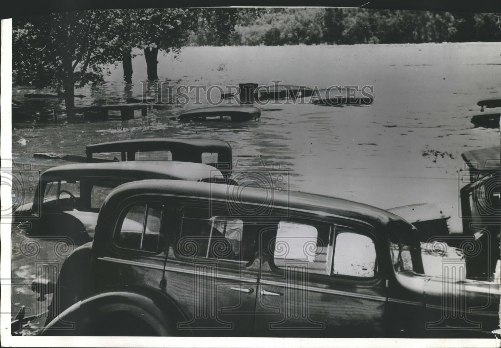 1941 Press Photo Flooding of Car Lot by Eau Claire River and Chippewa River - Historic Images