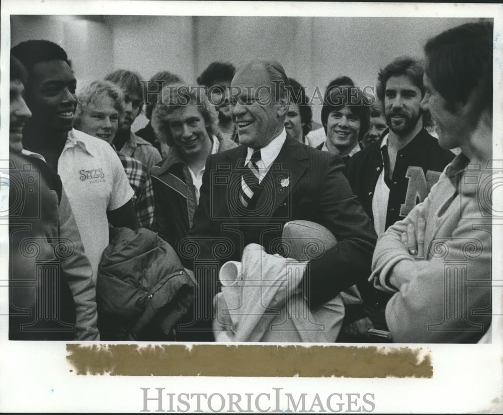 1978 Press Photo Gerald Ford met students and gave a lecture in Upper Michigan - Historic Images